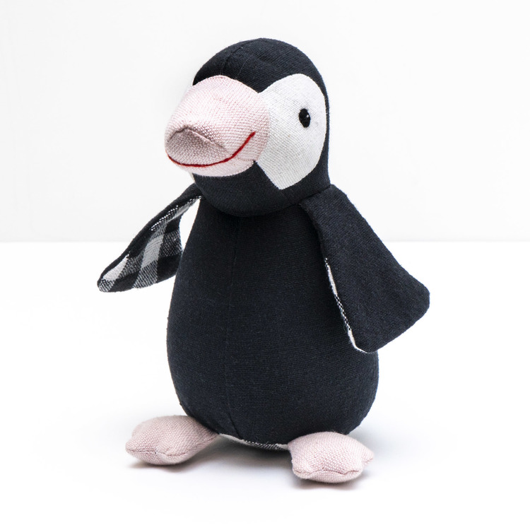 Liten pingvin i handvävd bomull som tygleksak eller maskot. Ett mjukt och tåligt gosedjur till yngre barn. Fair Trade från Sri Lanka. Framsidan.