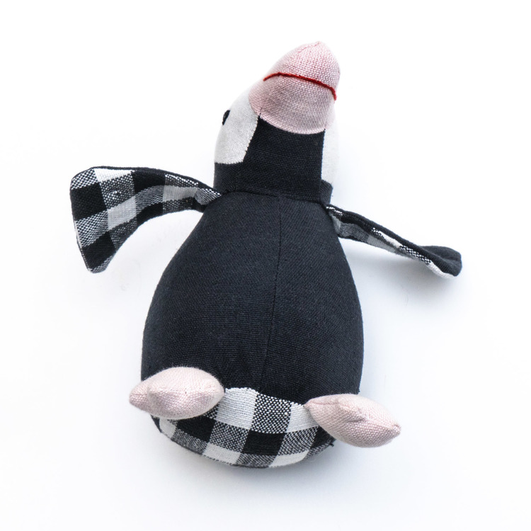 Liten pingvin i handvävd bomull som tygleksak eller maskot. Ett mjukt & tåligt gosedjur till yngre barn. Fair Trade från Sri Lanka. Liggande.