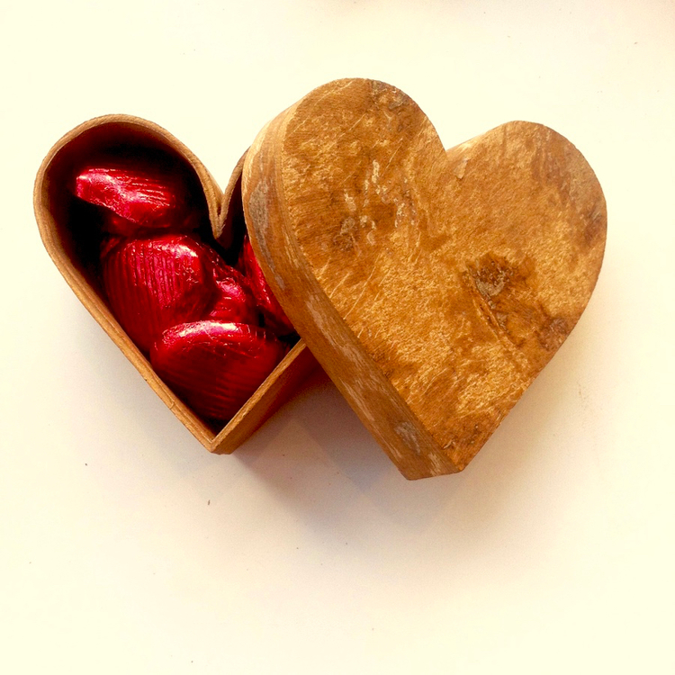 Hjärtformad ask av kanelbark, fyllt med chokladhjärtan, mörk choklad från Divine. Fairtrade.