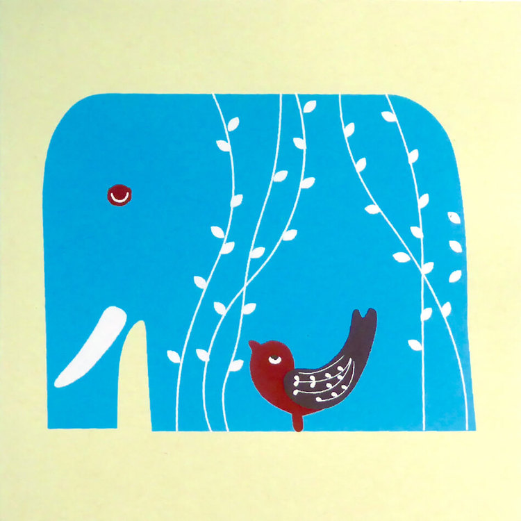 Ett vikt brevkort av handgjort kraftigt hampapapper. Motiv blå elefant med liten fågel. Kuvert medföljer.