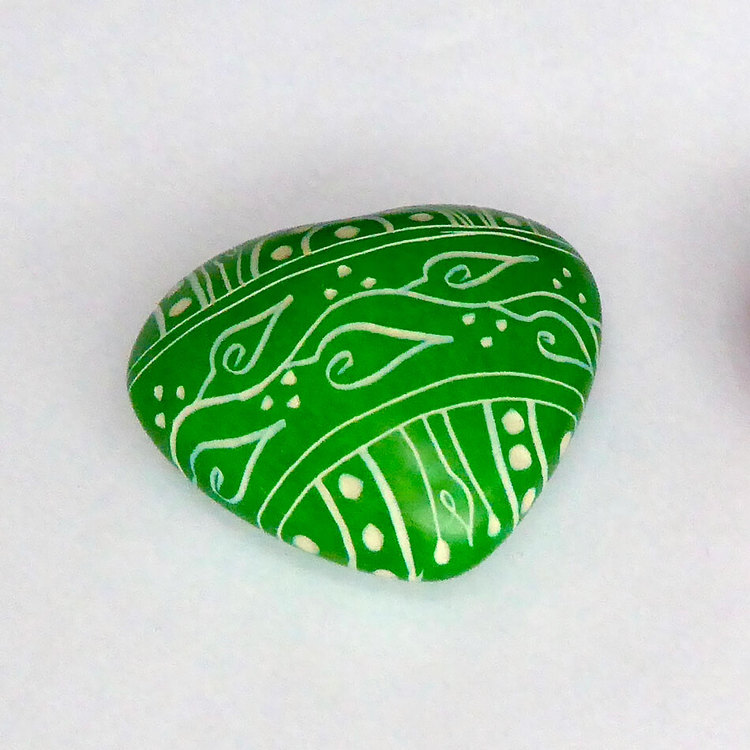 Dekorativt litet grönt hjärta med vackert mönster. Ett en hjärtevän. Handgjort av täljsten i Kenya för Fair Trade.