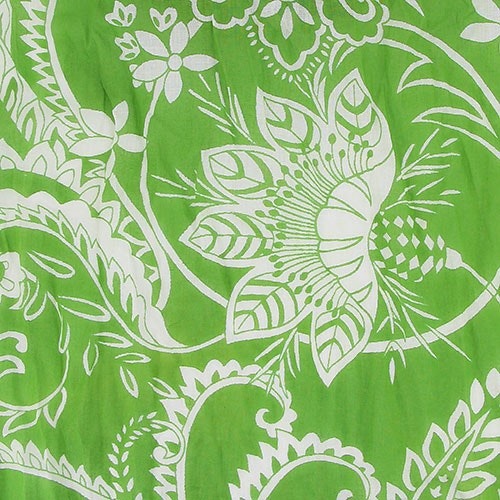 Sjal i bomull grön med vitt blomstermönster. 180 x 50 cm. Närbild. Vacker & praktisk på våren & sommaren. Fair Trade från Indien.