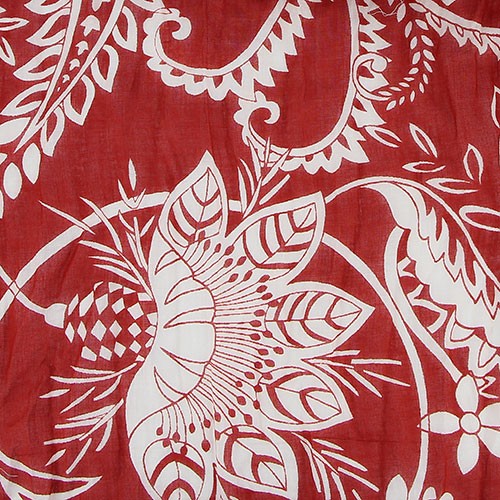 Sjal i bomull, röd med vitt blomstermönster. Närbild. Vacker accessoar, praktiskt att bära på våren och sommaren. Fair Trade.