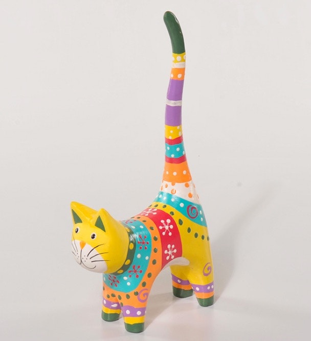 Katt i Albiziaträ, målad i glada färger. Det är en rolig  & praktisk ringhållare, men även fin utan ringar. Fair Trade från Indonesien.