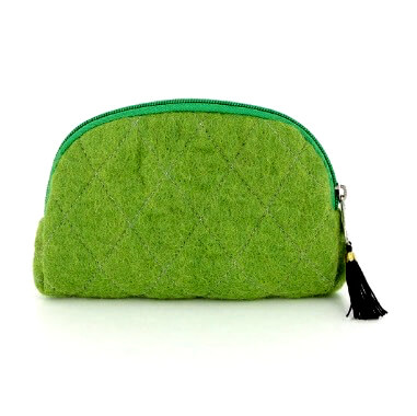Grön sminkväska med dragkedja och innerfack. Handtovad för Fair Trade från Nepal.