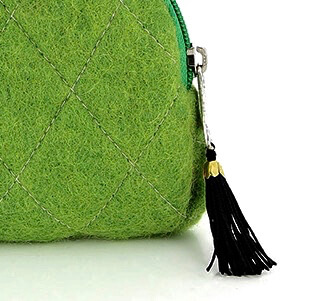 Grön sminkväska med dragkedja och innerfack. Detaljbild. Handtovad för Fair Trade från Nepal.