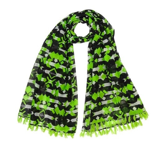 Stor sjal, scarf sarong, pareo eller strandplagg av ekologisk bomull. Färgmix i grönt, vitt och svart. 180 x110 cm. Vävd i Indien för Fair Trade.