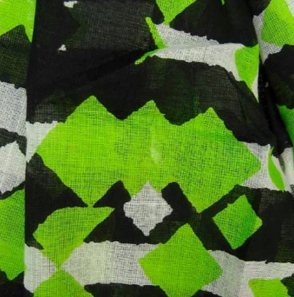Stor sjal, scarf sarong, pareo eller strandplagg av ekologisk bomull. Färgmix i grönt, vitt och svart. Närbild på mönstret. Vävd i Indien för Fair Trade.