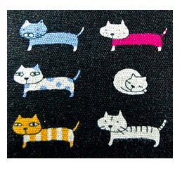 Enkel, svart necessär med små roliga katter. Med dragkedja, Insidan impregnerad. Närbild på katterna.Fair Trade.