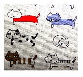 Enkel, gräddfärgad necessär med små roliga katter. Med dragkedja, Insidan impregnerad. Närbild på katterna. Fair Trade.
