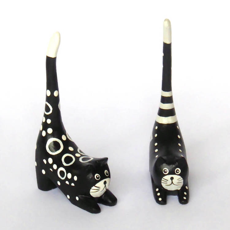 Två små katter i trä till dekorativ förvaring av ringar. Säljs parvis, du kan ge bort en av dem som bästispresent.