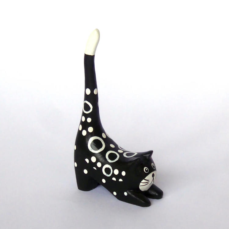 En liten svartvit katt i trä till dekorativ förvaring av ringar. Säljs parvis, du kan ge bort en av dem som bästispresent.