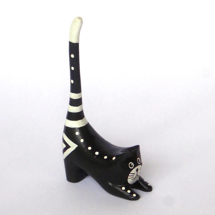 En liten svartvit katt i trä till dekorativ förvaring av ringar. Säljs parvis, du kan ge bort en av dem som bästispresent.