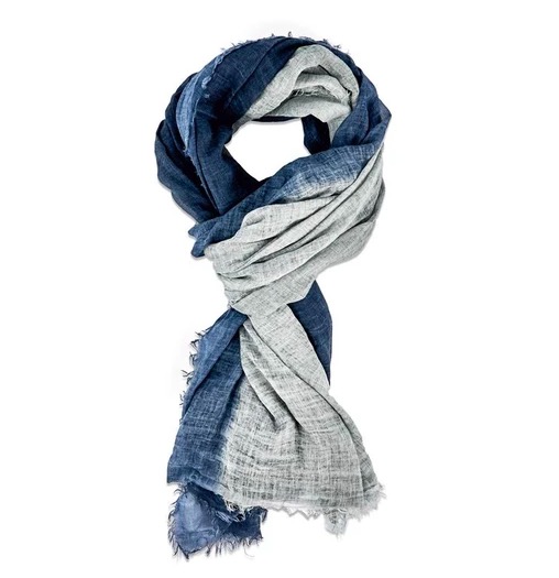 Lång & bred sjal i tunn krinklad bomull. Scarfen har milda blå och grå nyanser. Handvävd halsduk i Indien. Kanterna är något fransiga.