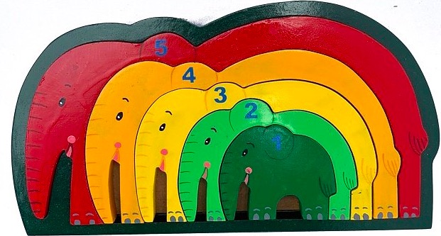Pussel i ram med elefanter i klara färger numrerade från 1- 5. Miljövänligt trä, Fair Trade.