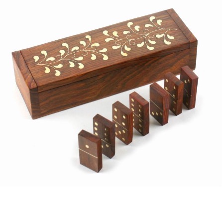Dominospel i dekorativ förvaringsask. Asken och 28 brickor av sheshamträ med inläggningar i mässing.