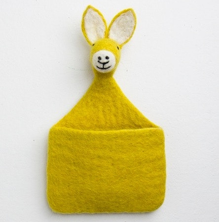 Handtovad väggficka 'Rabbit' från Afroart. Dekorativ väggförvaring för små saker, även som mobillåda.