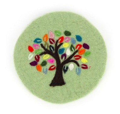 Runt underlägg till gryta och kanna, handtovad ull, limegrön färg. Dekorativt motiv Livets träd med färgglada blad. Fair Trade.
