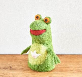 Handtovad groda, glad och rolig figur., Lilla grodan Kermit. Passar som äggvärmare eller dekoration till påsk och våren. Fair Trade.