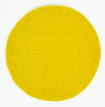 Sittdyna Felt Solo, varmgul färg, diameter 38 cm. Handtovad i Nepal för Afroart.