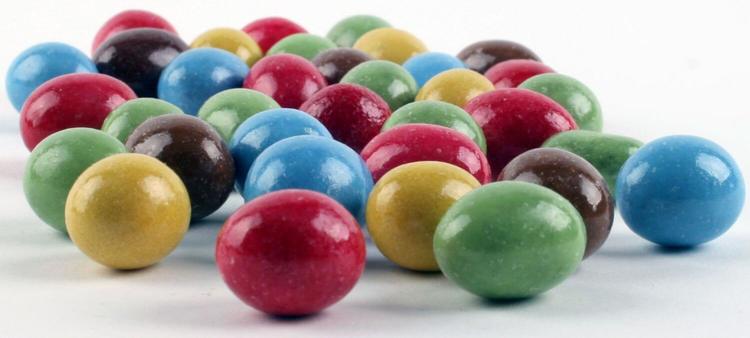 Krispiga chokladdoppade jordnötter i kulörta färger. Ekologiskt och Fairtrade.