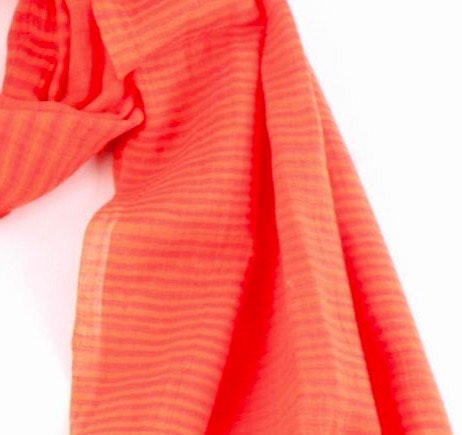 Mjuk bomullsjal i vacker orange med mörkorange strimmor. Detailjbild. 100x180cm. En scarf från Indien för Fair Trade.