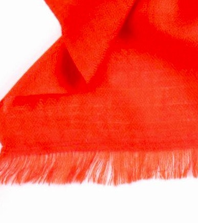 Sjalv eller scarf i vackert orange färg, 80% kaschmir, 20% siden. 40x180cm. Detaljbild. Fair Trade från Indien.