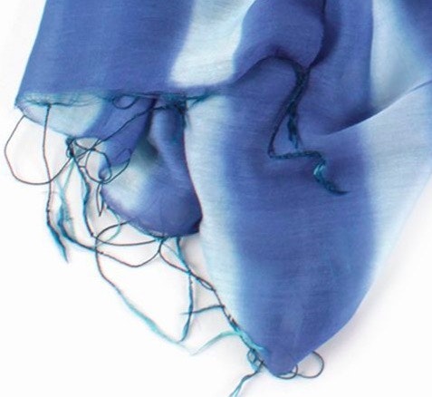 Batik-sjal eller scarf i vacker blå och vit färg. Handvävd. Viskos och siden. Detaljbild. Fair Trade från Vietnam.