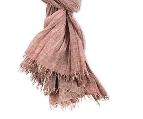 Lång & bred sjal i tunn krinklad bomull. Scarfen har rosa/beige nyanser. Handvävd halsduk i Indien. Kanterna är något fransiga. Detaljbild.