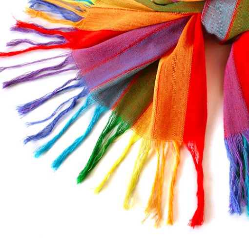 Stor färgglad sjal i regnbågens färger i handvävd bomull. Detaljbild sjal med fransar. Från Ecuador. Fair Trade.
