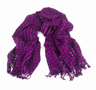 Elegant sjal eller scarf i mörklila färg. Rutigt mönster. Fair Trade från Bangladesh.
