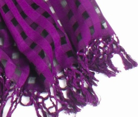 Elegant sjal eller scarf i mörklila färg. Rutigt mönster. Detaljbild. Fair Trade från Bangladesh.