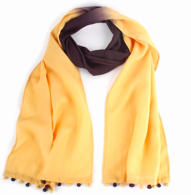 Handvävd sjal eller scarf i varma gula och bruna färger. 40x180cm. Ekologiska proteiner från soja och tofu. Fair Trade.