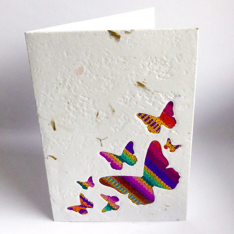 Handgjort brevkort av återvunnet papper och bananblad. Motiv fjärilar. Artizan International, Ecuador. Fair Trade.