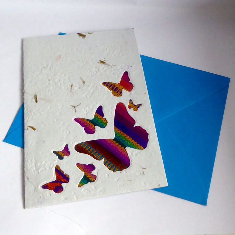 Handgjort brevkort av återvunnet papper och bananblad. Motiv fjärilar. Med blå kuvert. Artizan International, Ecuador. Fair Trade.