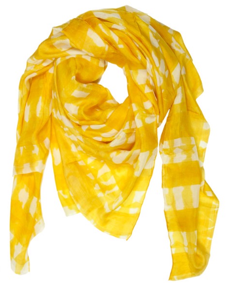 Elegant varmgul halsduk, scarf i siden med handtryckt, vitt mönster. Fair Trade från Indien.