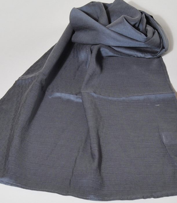 Elegant tunn sjal eller scarf i mönstrad grå färg. Handvävd. Ekologisk sojafiber. Fair Trade.