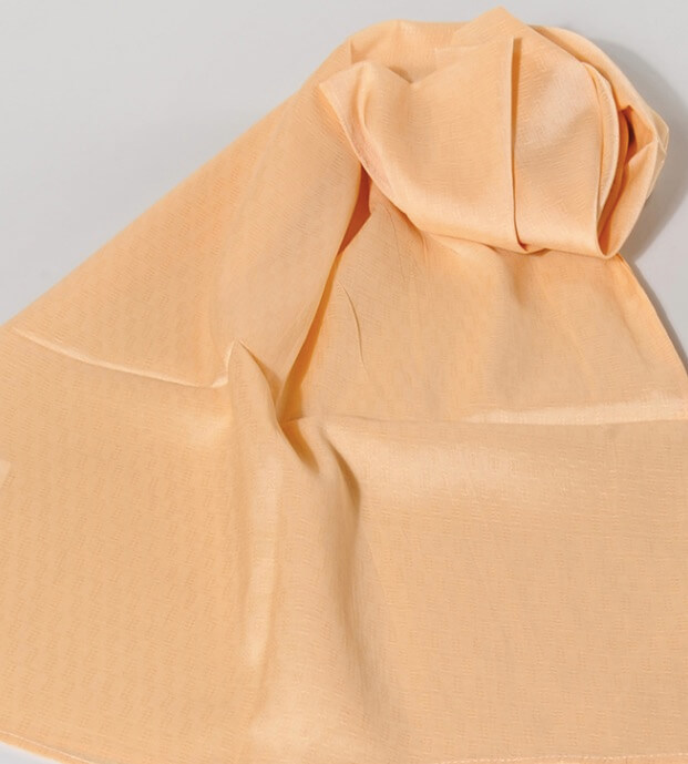 Elegant tunn sjal eller scarf i mönstrad sand färg. Handvävd. Ekologisk sojafiber. Fair Trade.