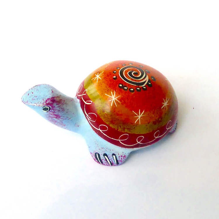 Sköldpadda i täljsten, orange, ljusblå. 7 cm. Kisii-täljsten. En liten fin lyckosymbol, Fair Trade från Kenya