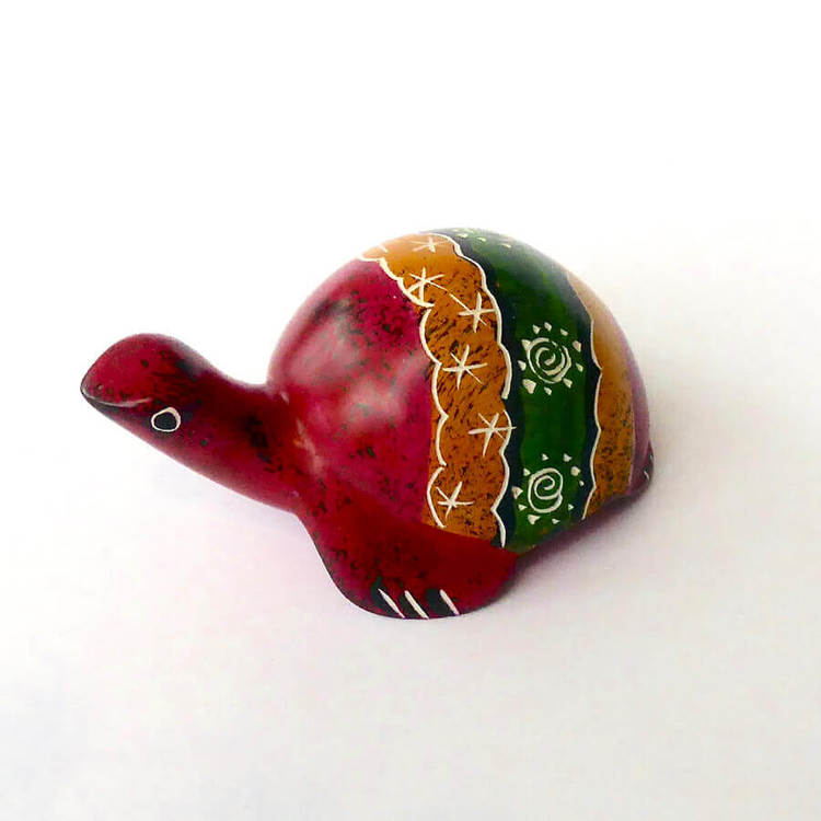 Sköldpadda i täljsten, grön, röd, orange. 7 cm. Kisii-täljsten. En liten fin lyckosymbol, Fair Trade från Kenya