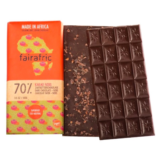Fairafric ekologisk mörk choklad 70 % med kakaonibs för en extra god chokladsmak. Made in Ghana, Fair Trade.