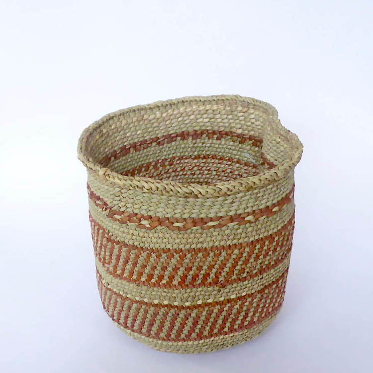 Korg Njombe-Iringa. Flätad för hand av milulu-gräs. Med fint terracotta-mönster. Fair Trade från Tanzania.