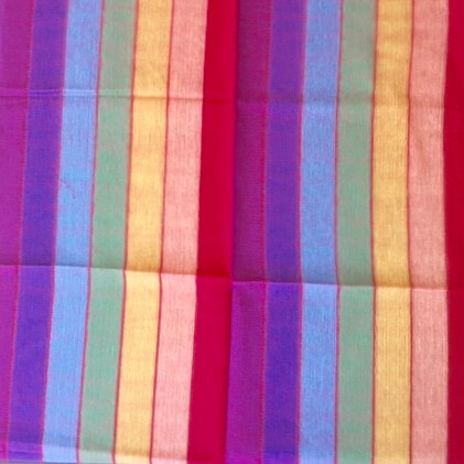 Stor färgglad sjal i regnbågens färger i handvävd bomull. Detaljbild. Från Ecuador. Fair Trade.