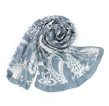 Tunn & mjuk sjal i bomull, ljusgrå med vitt slingrande blomstermönster. 180 x 50 cm. Underbart accessoar på våren, sommaren och under varma höstdagar. Fair Trade från Indien.