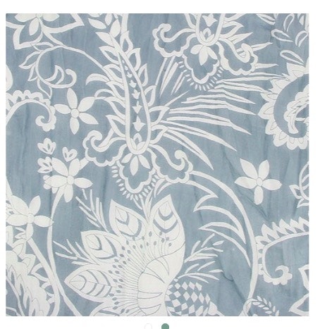 Tunn & mjuk sjal i bomull, ljusgrå med vitt slingrande blomstermönster. Detaljbild på mönstret. 180 x 50 cm.