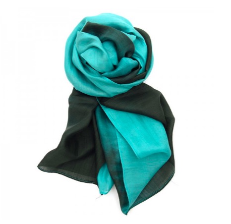 Elegant sjal eller scarf i siden/silke i vackra akvamarin ooch gröna färger. Handvävd i Vietnam. Fair Trade. Kan bäras på olika sätt.