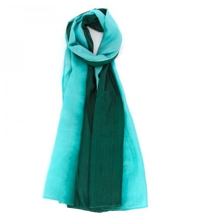 Elegant sjal eller scarf i siden/silke i vackra akvamarin ooch gröna färger. Handvävd i Vietnam. Fair Trade.