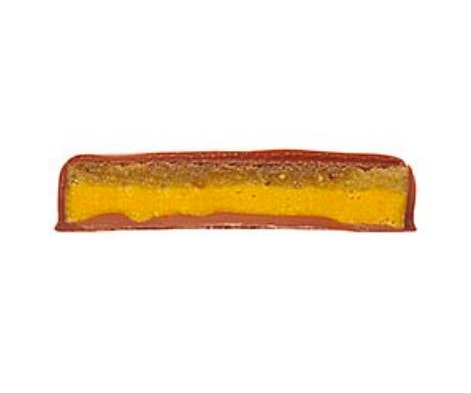 Exklusive, ljus chokladkaka med saffran och pistaschmarsipan. Utsökt pralinkaka från Zotter. Fair Trade, ekologisk, handgjord, Bild med tvärsnitt..
