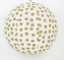 Lampskärm Big Dot från Afroart, diameter 80 cm. Ljusbruna-beige prickar på vitt bomullstyg. som den trasitionella rislampan, men utan stålställning.