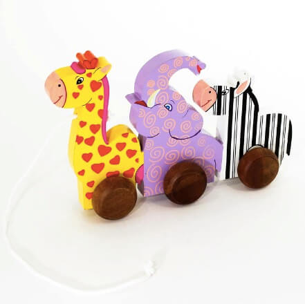 Dragleksak i trä med giraff, elefant och zebra på rad. För småbarn som lär sig gå. Giftfria färger. Fair Trade.